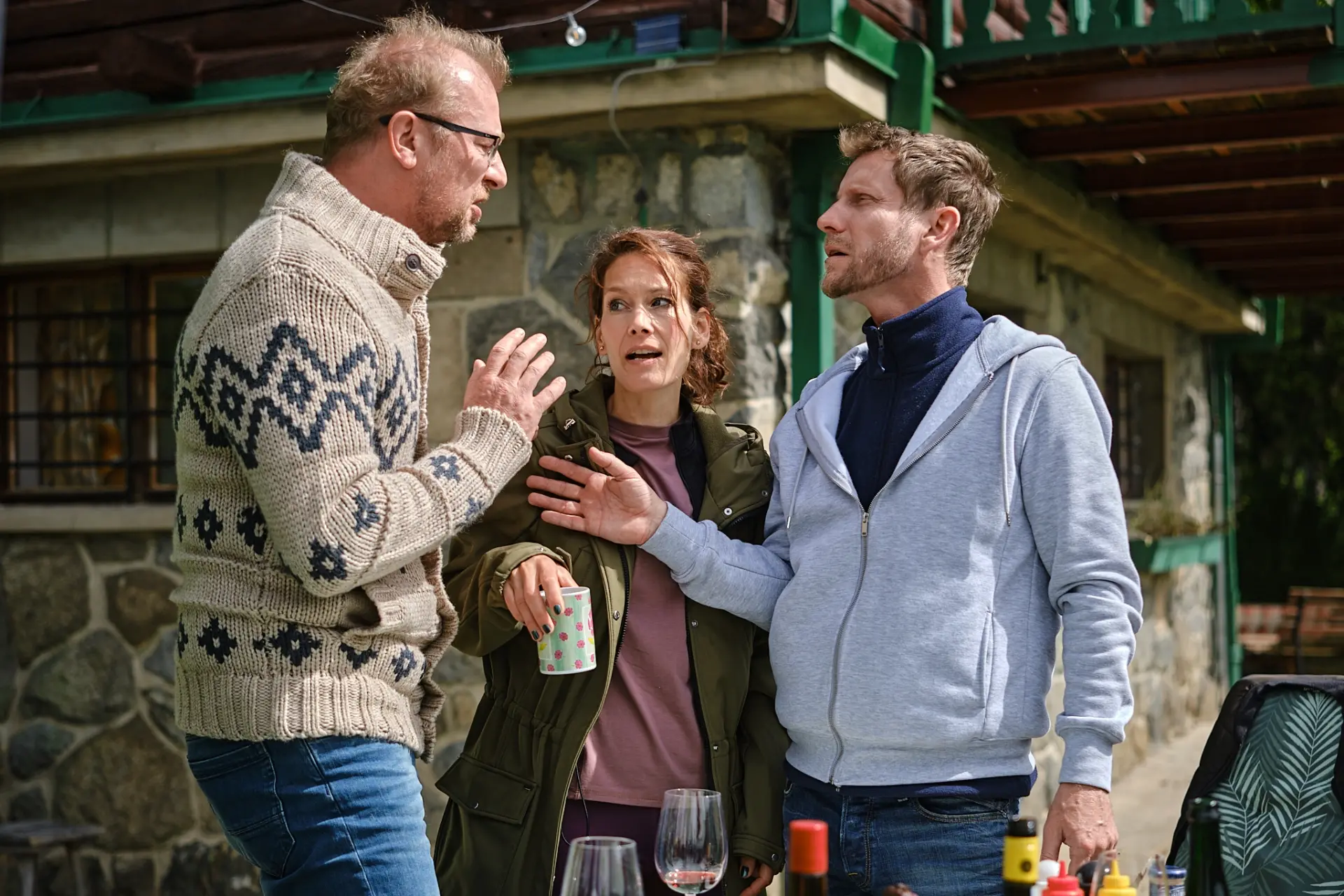 Dan - film něco za něco | Venclíkovi.cz Tři přátelé stojí venku před chatou a vedou napjatou debatu, při které se poprvé otevřeně střetávají rozdílné postoje, strach i emoce, které mezi nimi dlouho zůstávaly skryté.