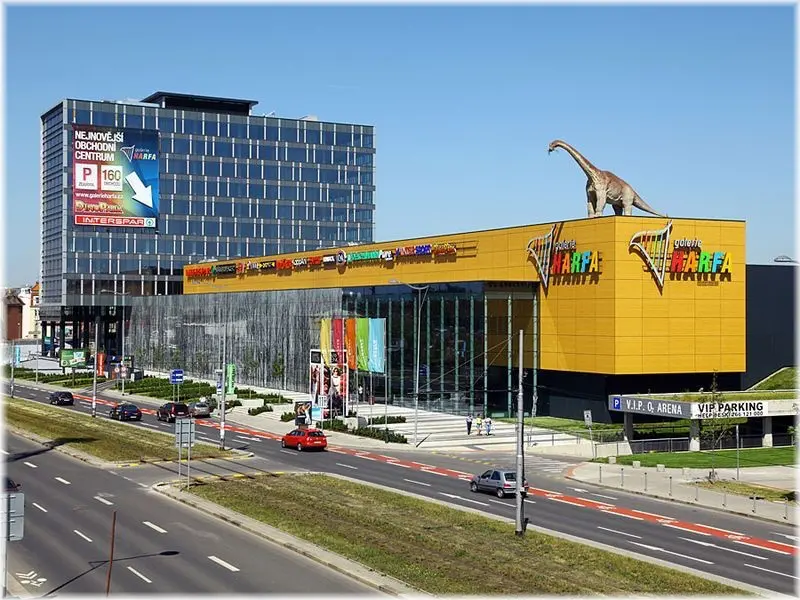 Galerie Harfa vjezd parkování | Venclíkovi.cz Pohled na budovu Galerie Harfa s dinosaurem na střeše v bezprostřední blízkosti O2 areny.