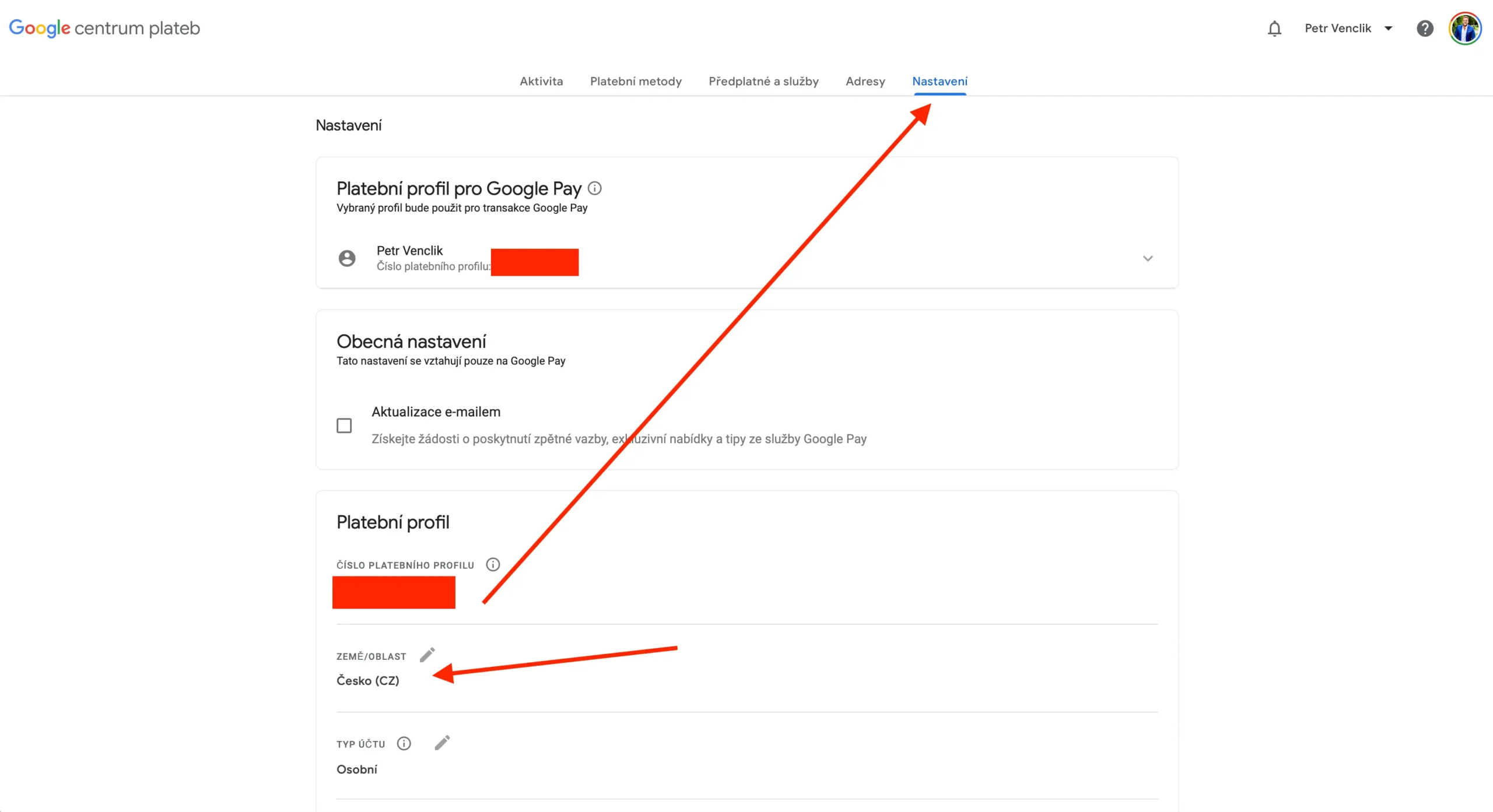 Google centrum plateb | Venclíkovi.cz Nastavení země v platebním profilu Google. Červená šipka ukazuje na Česko (CZ) jako klíč k funkčnímu rodinnému sdílení.