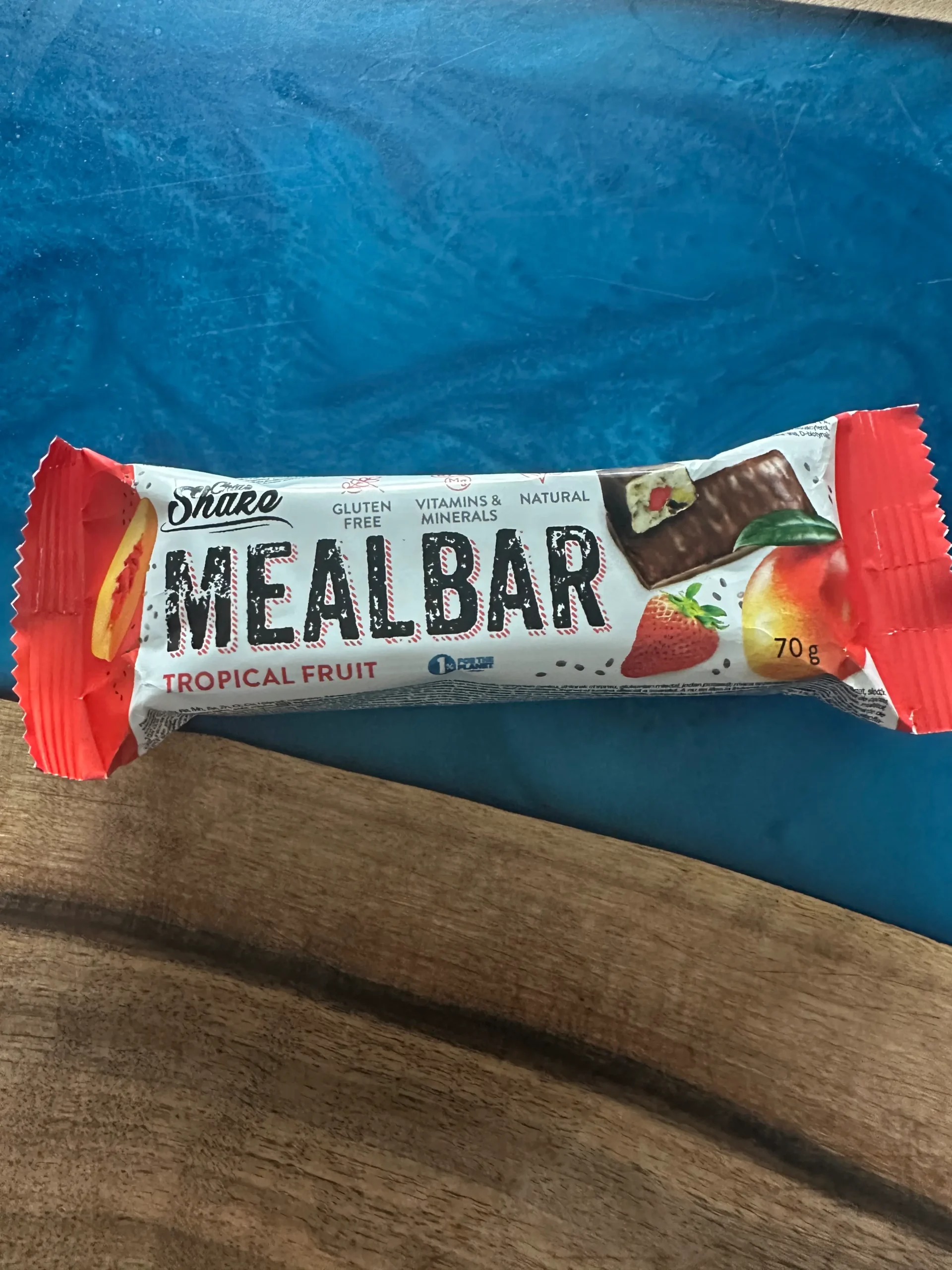 IMG_9084 | Venclíkovi.cz Proteinová tyčinka Mealbar Tropical Fruit 70 g v originálním obalu na modrém podkladu
