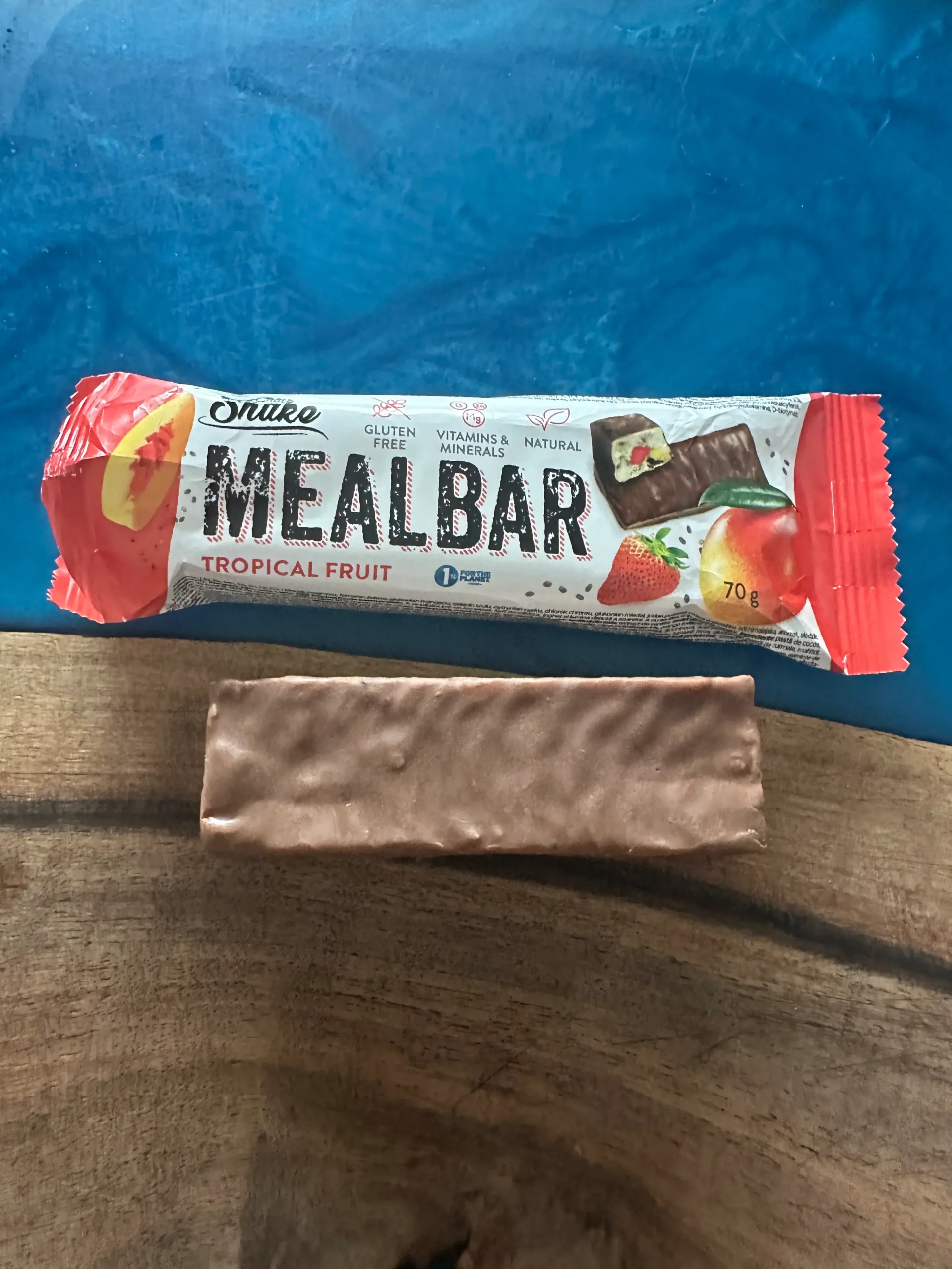IMG_9087 | Venclíkovi.cz Proteinová tyčinka Mealbar Tropical Fruit v obalu a rozbalená tyčinka vedle sebe