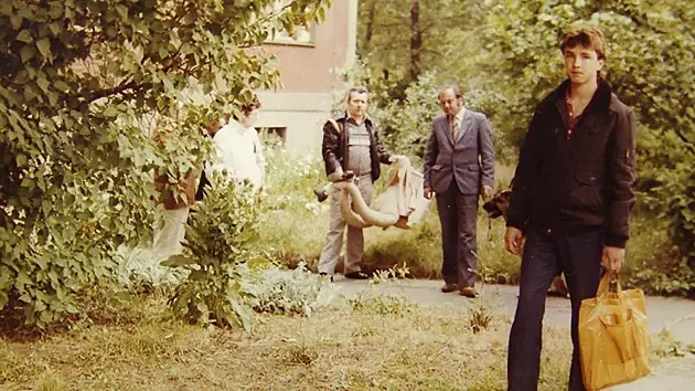 Kde vraždil Jiří Straka- 8 4 1985 na Novodvorské | Venclíkovi.cz Jiří Straka v civilním oblečení s taškou během rekonstrukce, zatímco kriminalisté v pozadí nesou figurínu oběti.