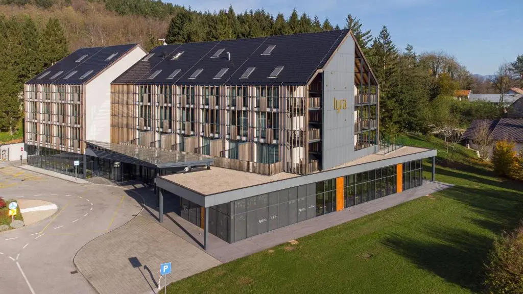 Lyra Hotel Plitvice | Venclíkovi.cz Moderní budova Lyra Hotel Plitvice s minimalistickou architekturou v přírodní krajině