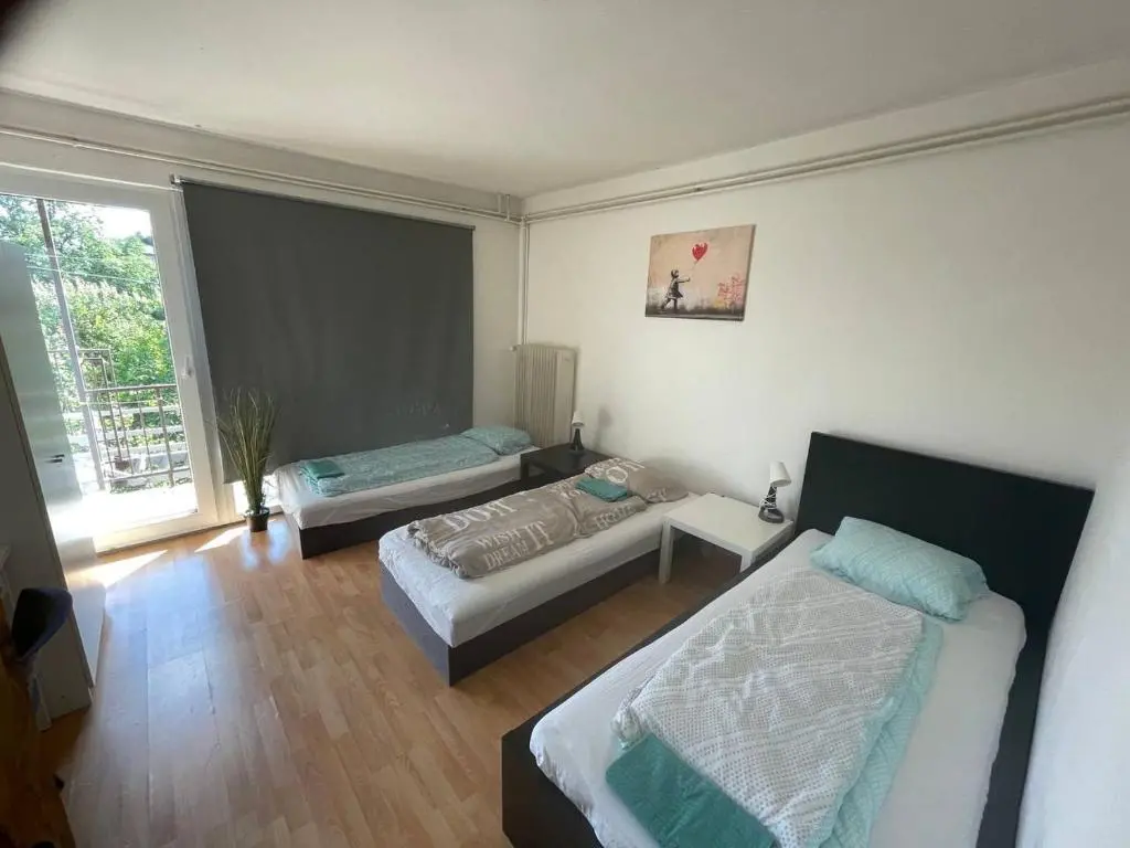 ROOMS | Venclíkovi.cz Jednoduchý čistý pokoj ROOMS Výstaviště BVV s oddělenými postelemi a balkonem