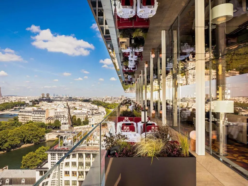 So paris | Venclíkovi.cz Střešní terasa hotelu SO/ Paris s výhledem na Seinu a panorama města