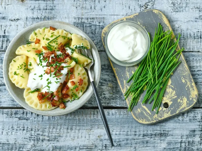 Recept na domácí pirohy s tvarohem, slaninou a pažitkou🧑‍🍳