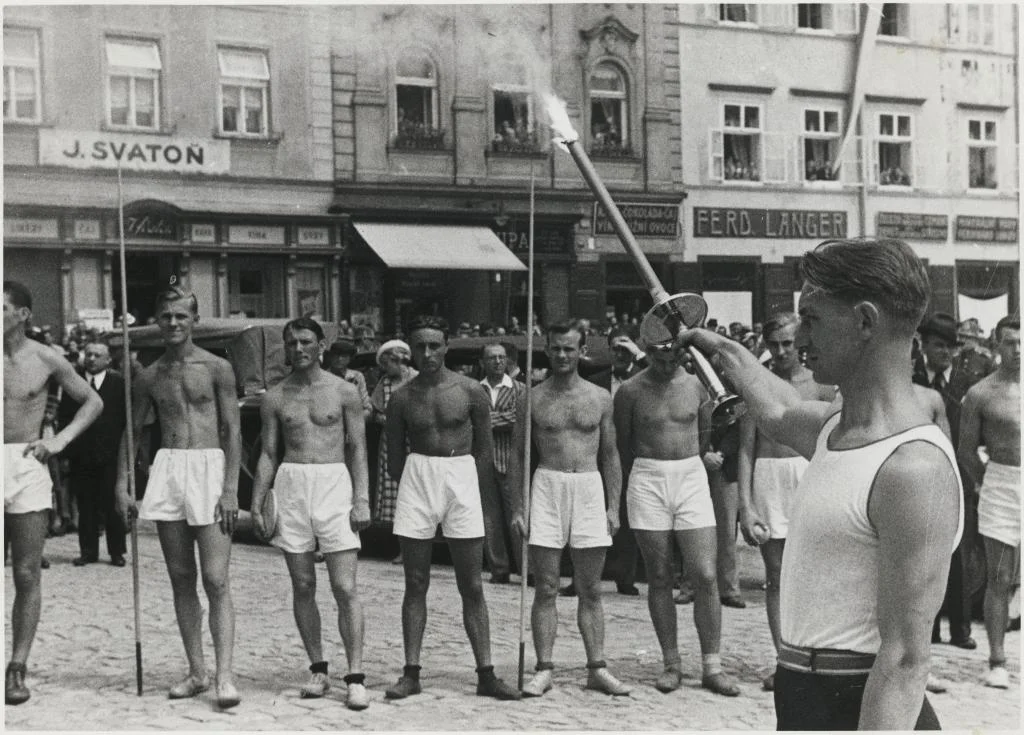 cesko ohen | Venclíkovi.cz Českoslovenští běžci při štafetě olympijského ohně v roce 1936