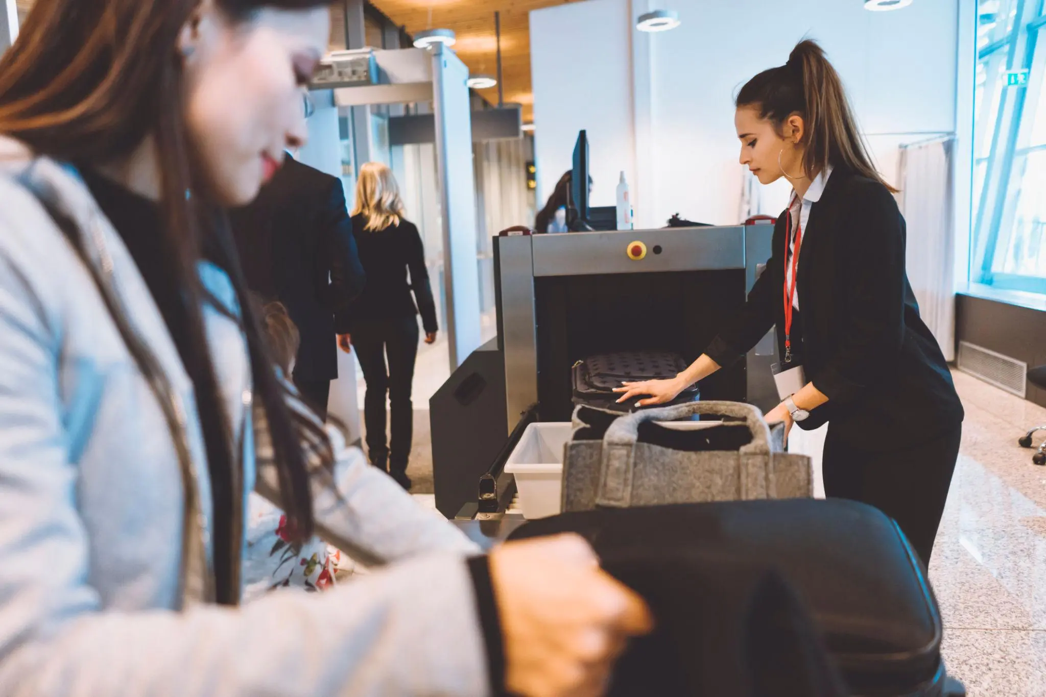 cestovani erotika letiste | Venclíkovi.cz Cestující pokládá zavazadlo na pás při bezpečnostní kontrole na letišti.