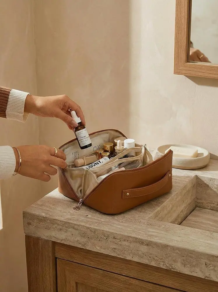 cestovní | Venclíkovi.cz Kosmetická taštička s hygienickými potřebami položená na koupelnové desce.