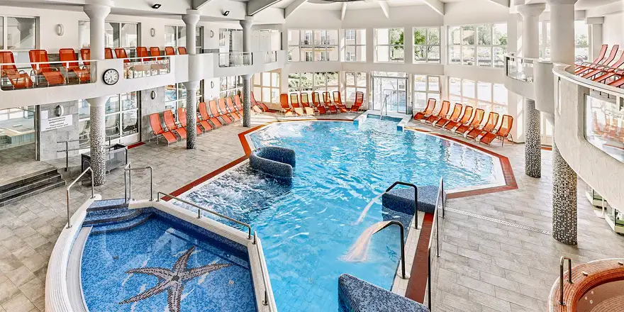 heviz | Venclíkovi.cz Vnitřní bazén v termálním hotelu v Hévízu s lehátky a denním světlem