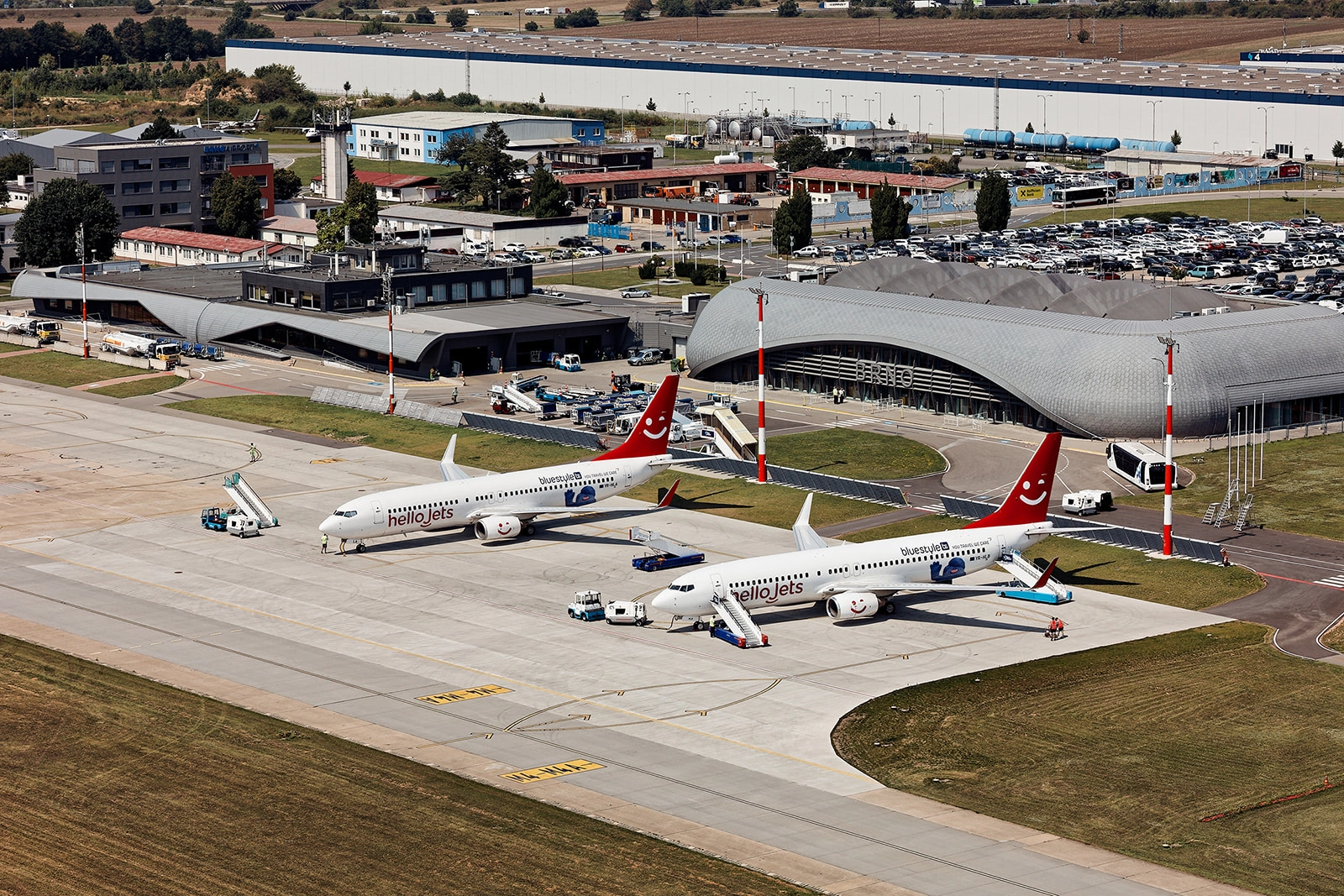 letiště v Brně | Venclíkovi.cz Letiště Brno Tuřany letecký pohled na terminál a stojánky letadel