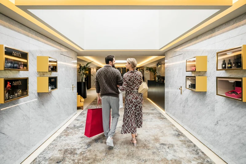 mandarin | Venclíkovi.cz Pár prochází elegantním interiérem hotelu Mandarin Oriental Prague