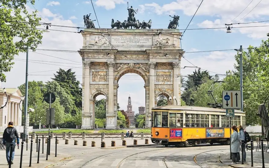 milan | Venclíkovi.cz Historická brána Arco della Pace v Miláně s projíždějící tramvají a jarní zelení