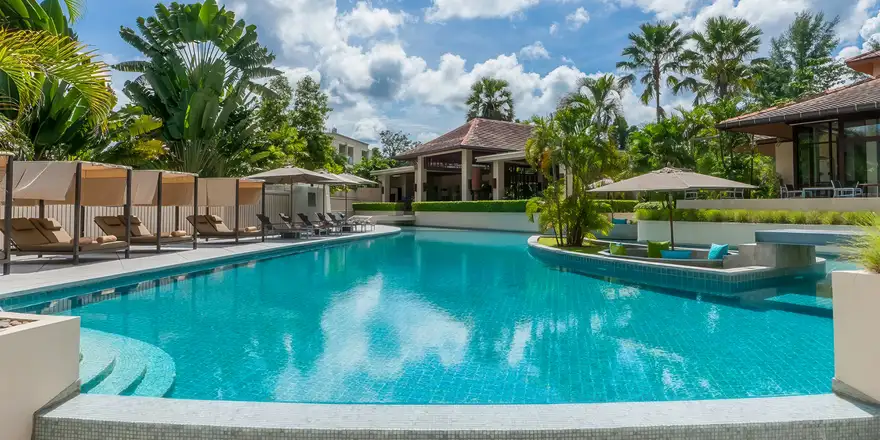 phuket | Venclíkovi.cz Luxusní resort s bazénem obklopený palmami na Phuketu