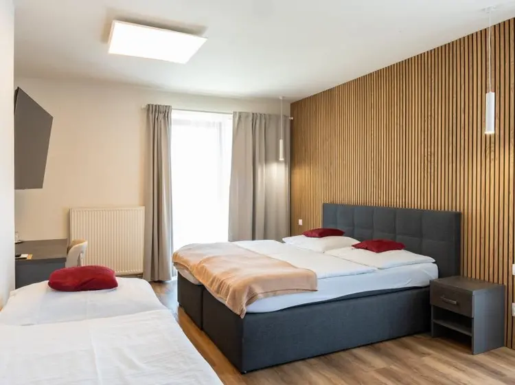 sharingham4 | Venclíkovi.cz Prostorný světlý pokoj Hotelu Sharingham Brno s pohodlnou postelí a moderním interiérem