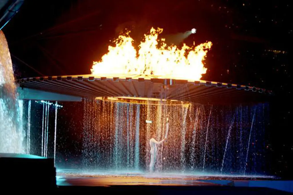sydney 2000 | Venclíkovi.cz Cathy Freemanová zapaluje vodní kotel na olympiádě v Sydney