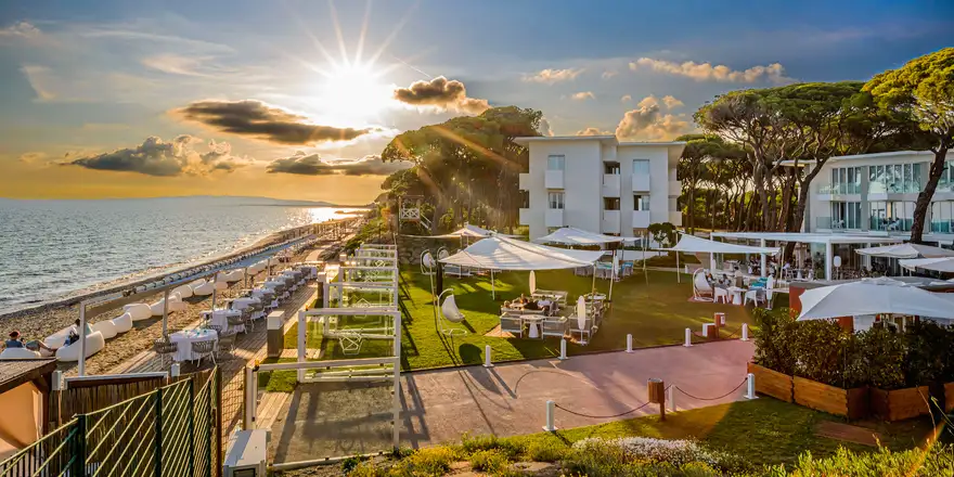 toskansko | Venclíkovi.cz Letní terasa u moře v Toskánsku při západu slunce, klid, zelené stromy a písečná pláž