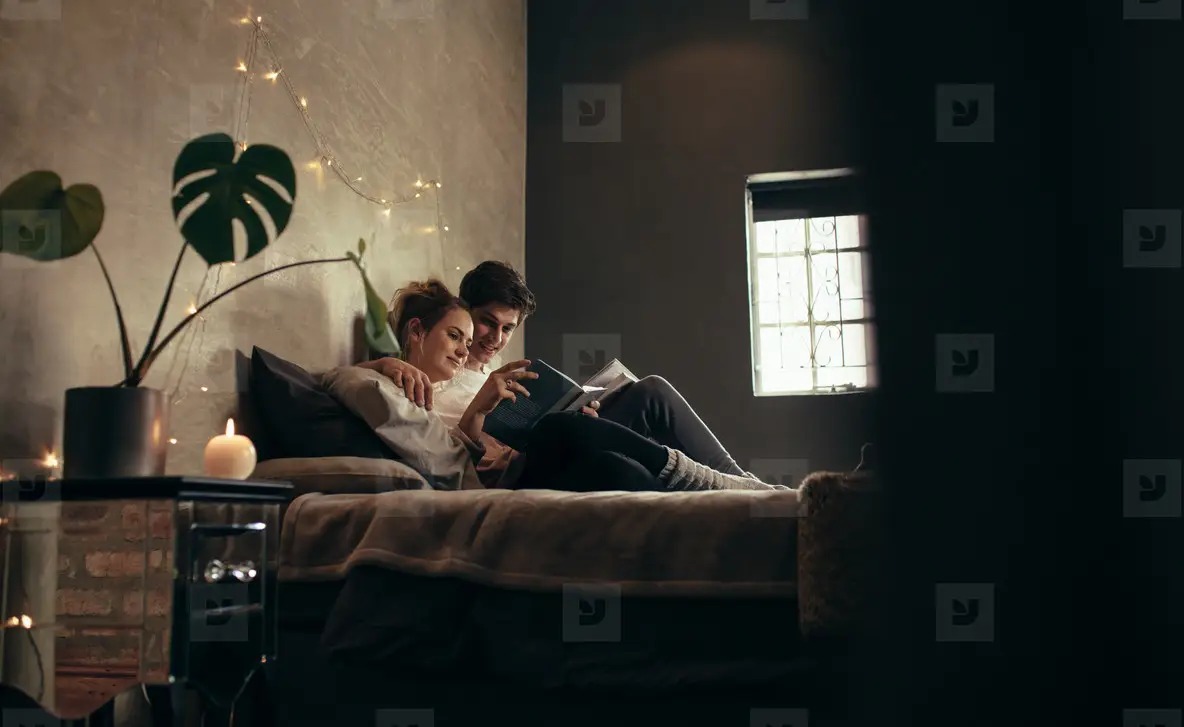 touhy 2 | Venclíkovi.cz Pár leží večer v posteli, čte si a tráví spolu klidný a intimní čas při tlumeném světle.