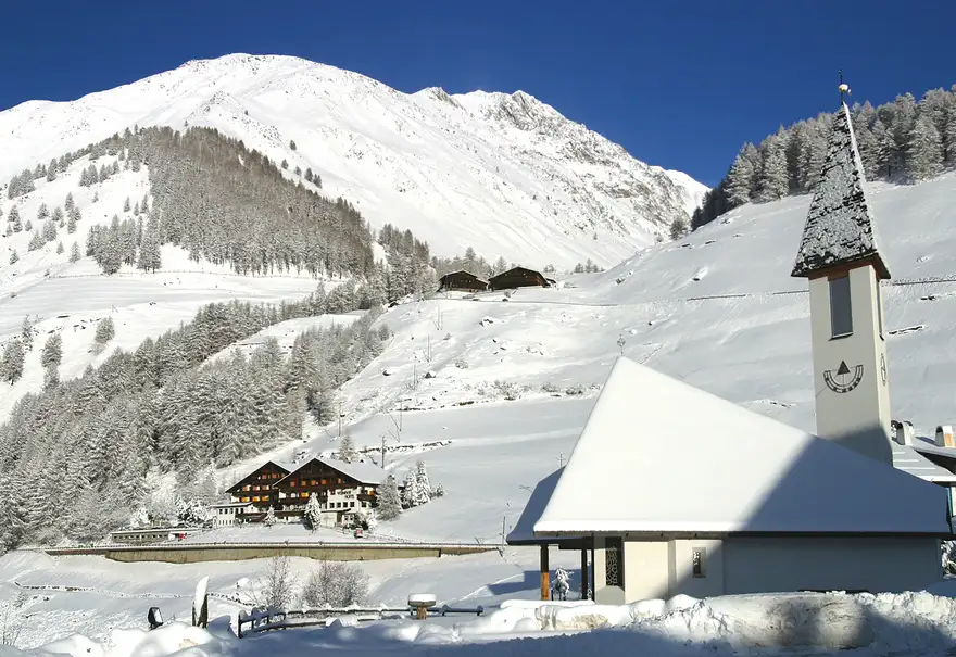 zima italie | Venclíkovi.cz Zasněžená horská krajina s malou kapličkou a tradičním alpským hotelem v Itálii