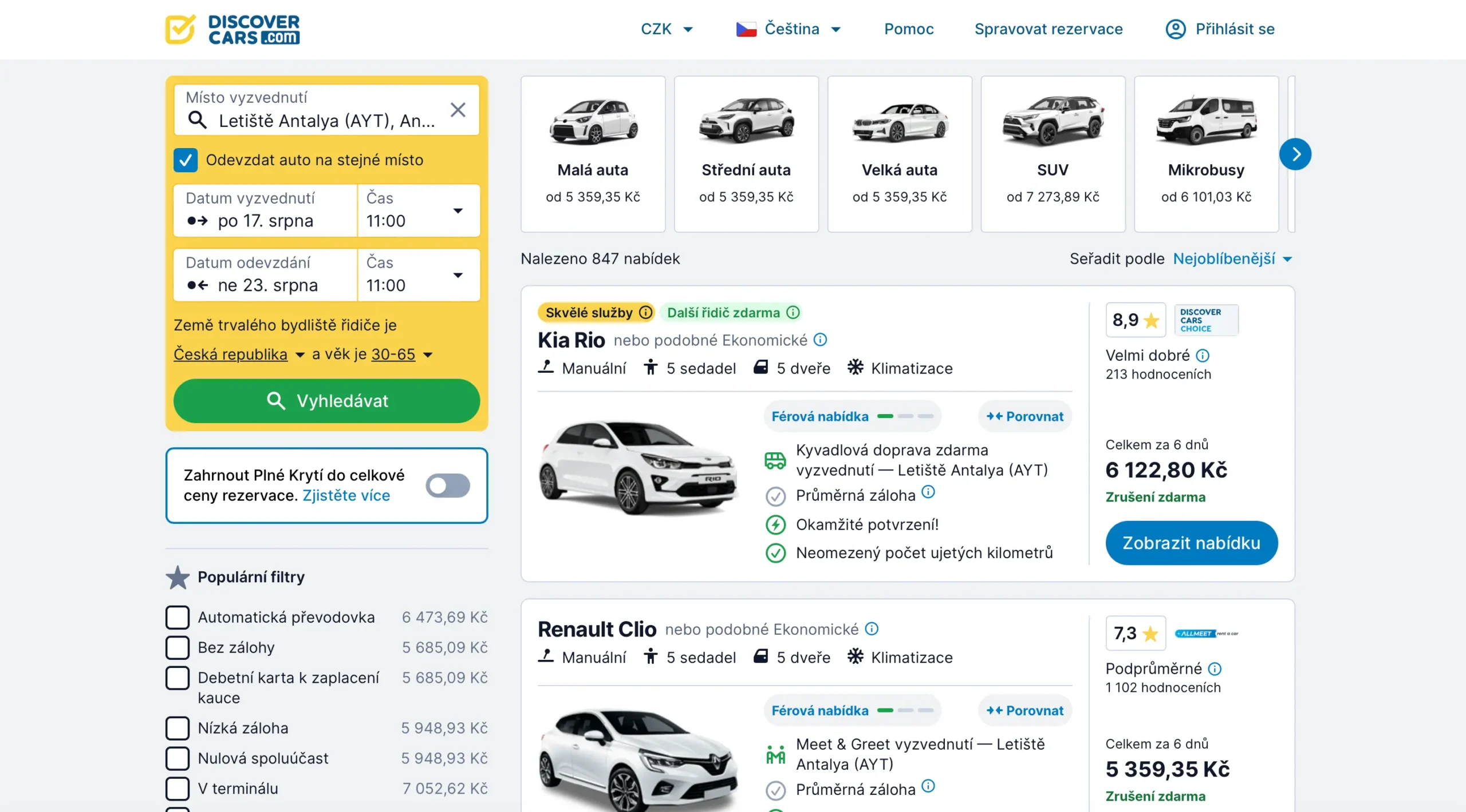 Seznam dostupných vozidel ve výsledcích vyhledávání na webu DiscoverCars, doplněný o ceny, detaily výbavy a postranní panel pro filtrování parametrů
