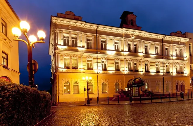 Večerní pohled na hotel Havel na náměstí v Rychnově nad Kněžnou