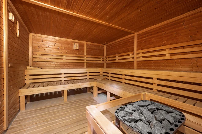 Dřevěná sauna ve wellness areálu Studánka
