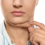 8 triků jak zhubnout dvojitou bradu: Konec nošení roláků