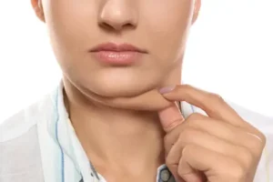 8 triků jak zhubnout dvojitou bradu: Konec nošení roláků