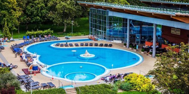 Venkovní bazénový areál Hotelu Azúr Premium Family