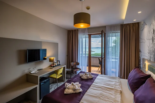 Pokoj Golden Lake Resort s balkonem a výhledem na jezero