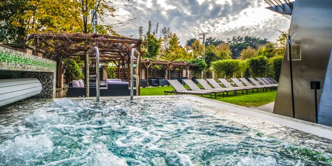 Venkovní vířivka a relaxační zahrada Residence Balaton