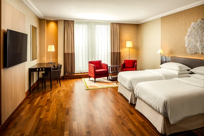 Dvoulůžkový pokoj hotelu Sheraton Bratislava se stolem u okna