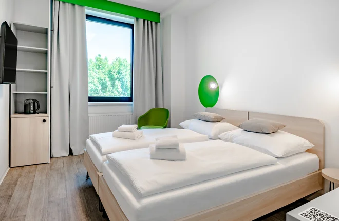 Dvoulůžkový pokoj se zelenými doplňky v hotelu Active Stadium