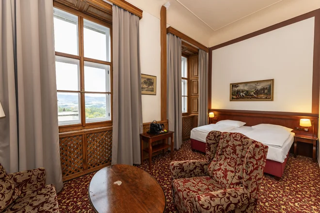 Pokoj s dobovým nábytkem v zámeckém hotelu Hrubá Skála