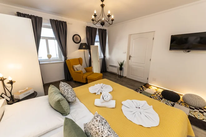 Pokoj se žlutými doplňky v hotelu Pošta v Sobotce