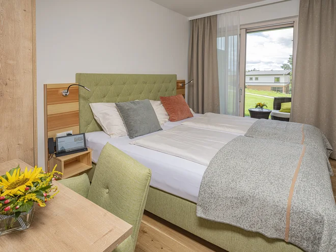 Dvoulůžkový pokoj se zeleným čelem postele v hotelu Ottenstein