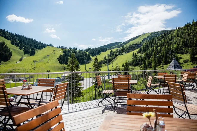 Terasa JUFA Hotel Hochkar s výhledem na zelené horské svahy