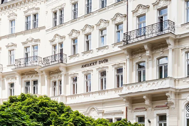 Po kolonádách Karlových Varů i bez lázeňského pohárku