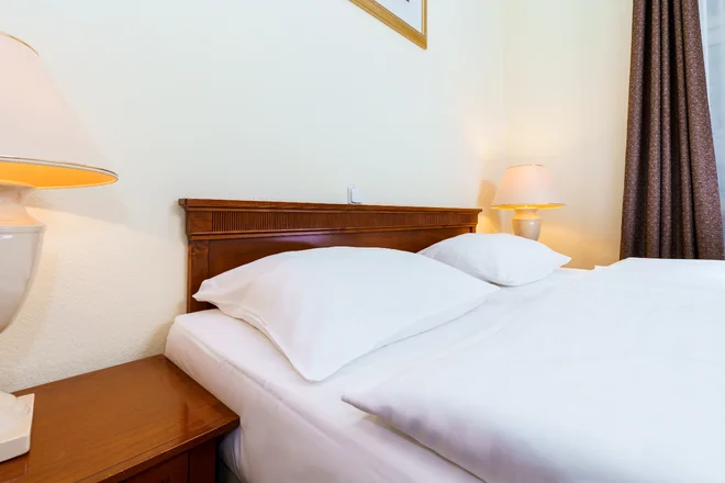 Detail dvoulůžka v pokoji hotelu Anglický Dvůr