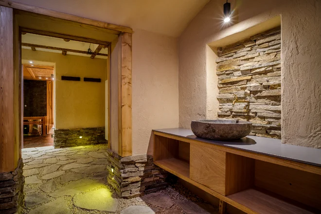 Vstup do sauny a kamenné umyvadlo ve Spa Sansei hotelu Anglický Dvůr