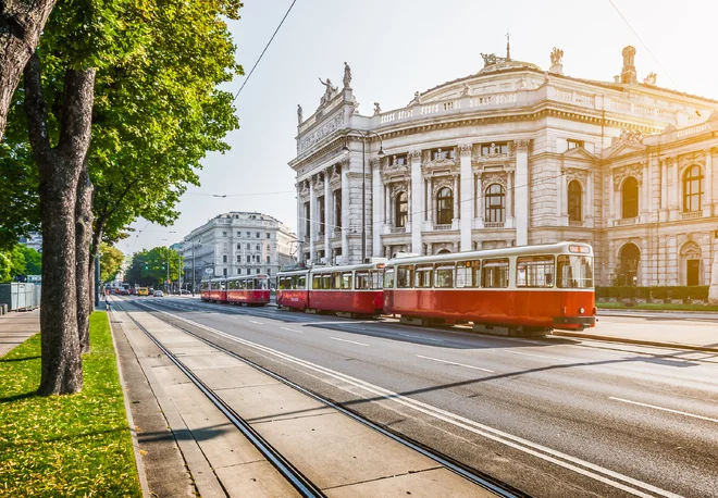 Vídeňský Burgtheater s červenou tramvají před budovou