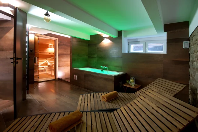 Odpočinková lehátka a sauna v privátním wellness Libušiny Villy