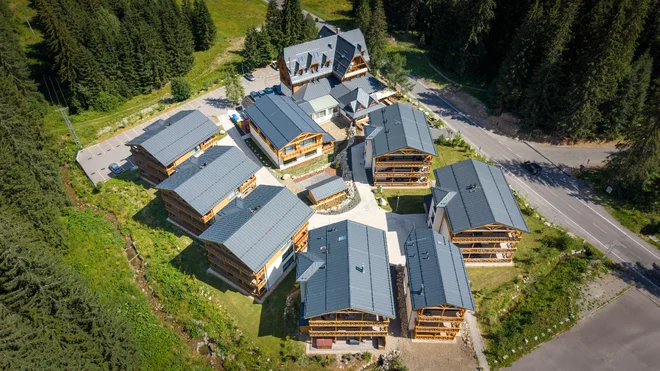 Letecký pohled na budovy Resortu Lúčky v Demänovské dolině