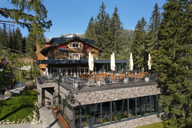 Hotel Björnson s venkovní terasou v Jasné