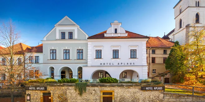 Průčelí hotelu Aplaus v Litomyšli, kde probíhá odbavení a snídaně hostů penzionu Paseka