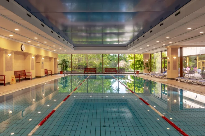 Krytý plavecký bazén v sousedním hotelu Ensana Thermal Margaret Island