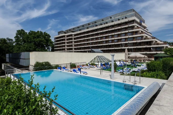 Venkovní bazén před budovou hotelu Ensana Thermal Margaret Island