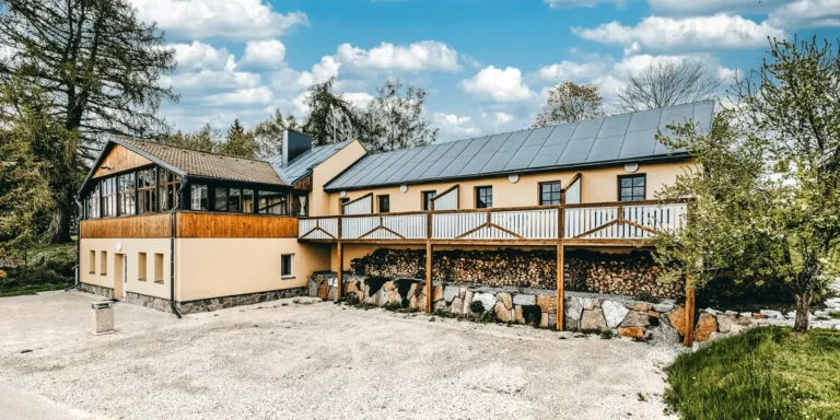 Lipno mimo léto: spěte u vody a vystoupejte nad koruny stromů