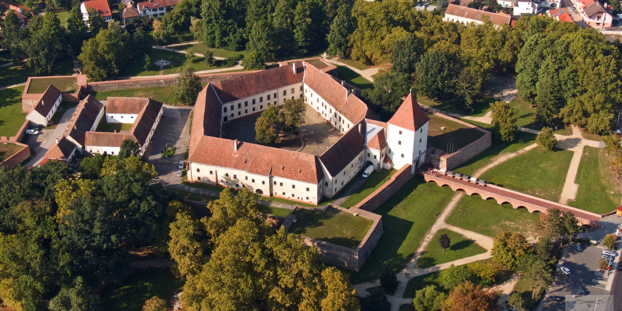 Letecký pohled na hrad Nádasdy v Sárváru s nádvořím, vstupním mostem a parkem