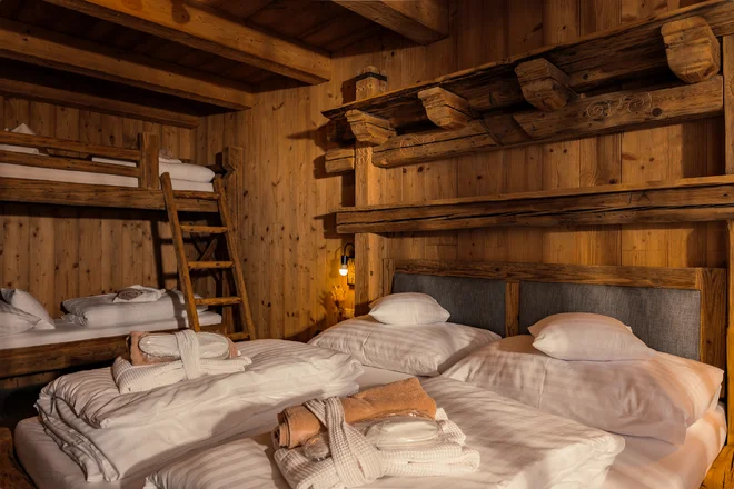 Dřevěný interiér pokoje s palandou v Hotelu ROKLINA